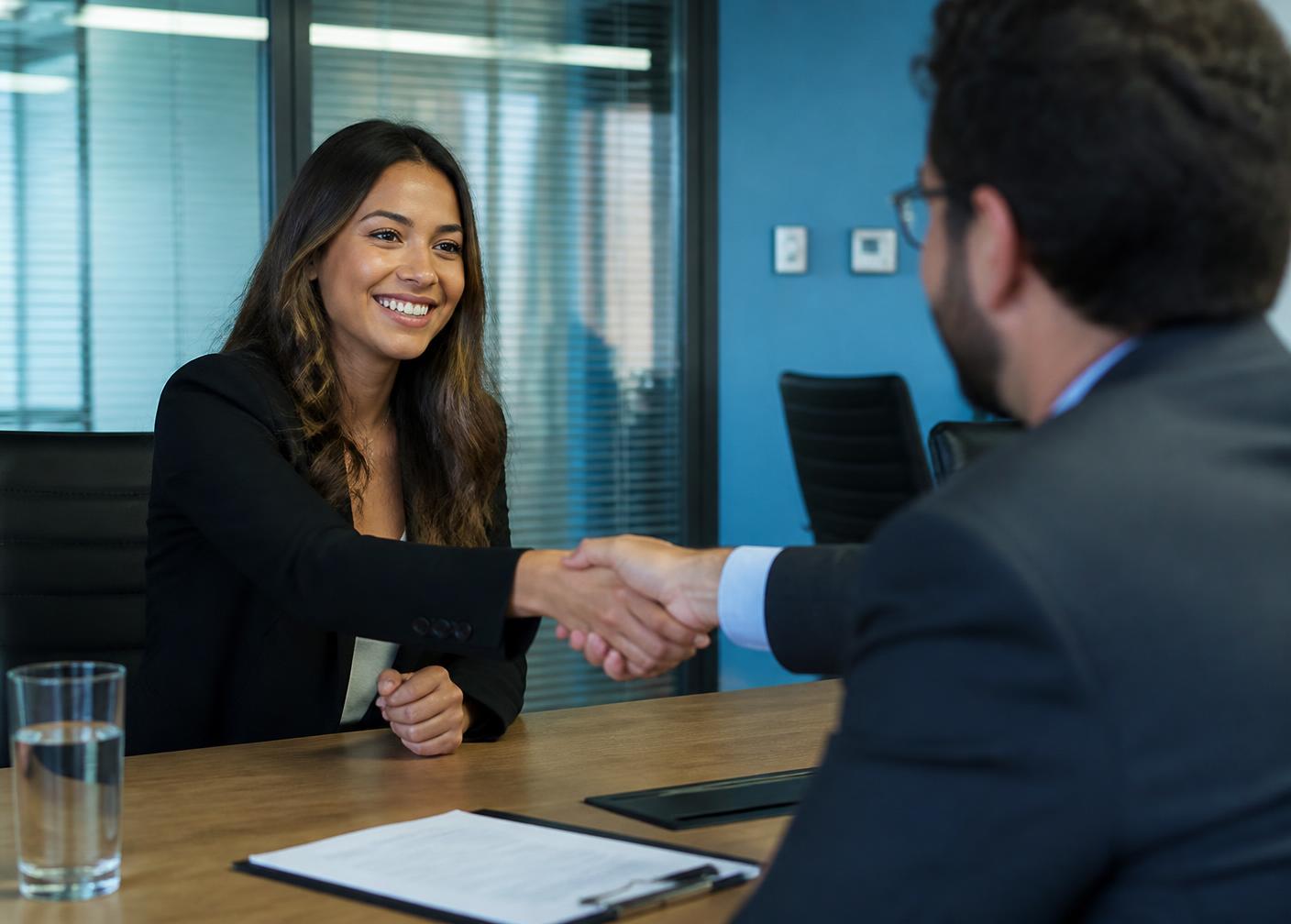 Jovem participante em entrevista com gestor de empresa